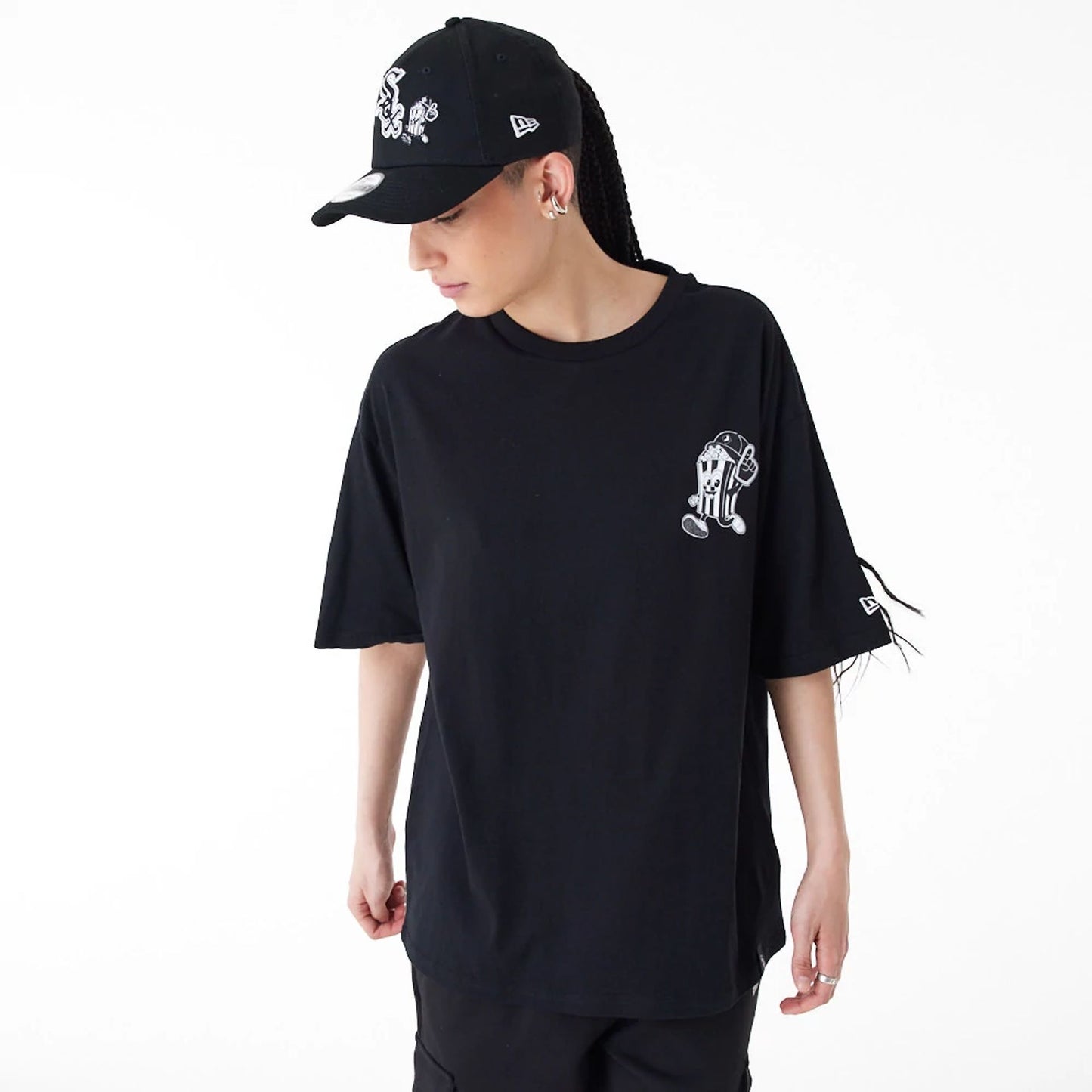 The Male model is wearing Chicago White Sox MLB Food Graphic Black Oversized T-Shirt 4