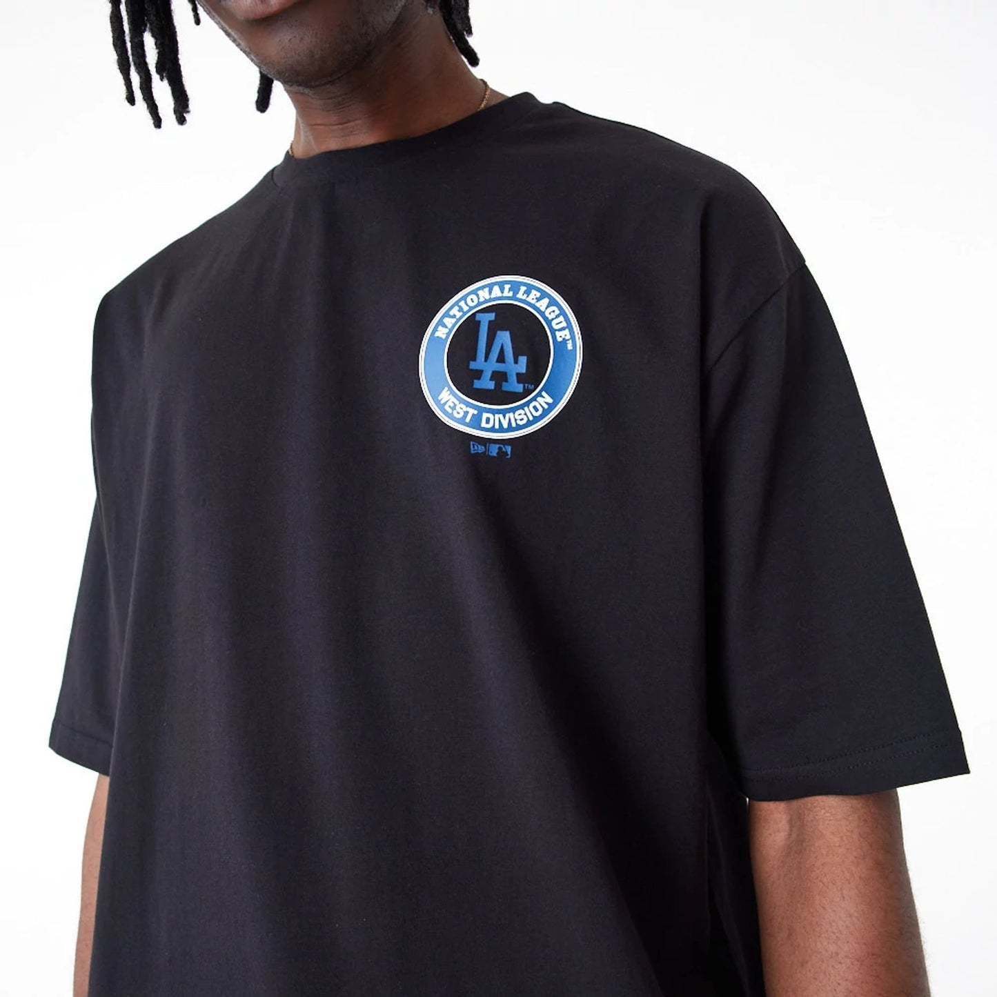 The Male model is wearing LA Dodgers MLB Player Graphic Black Oversized T-Shirt 5