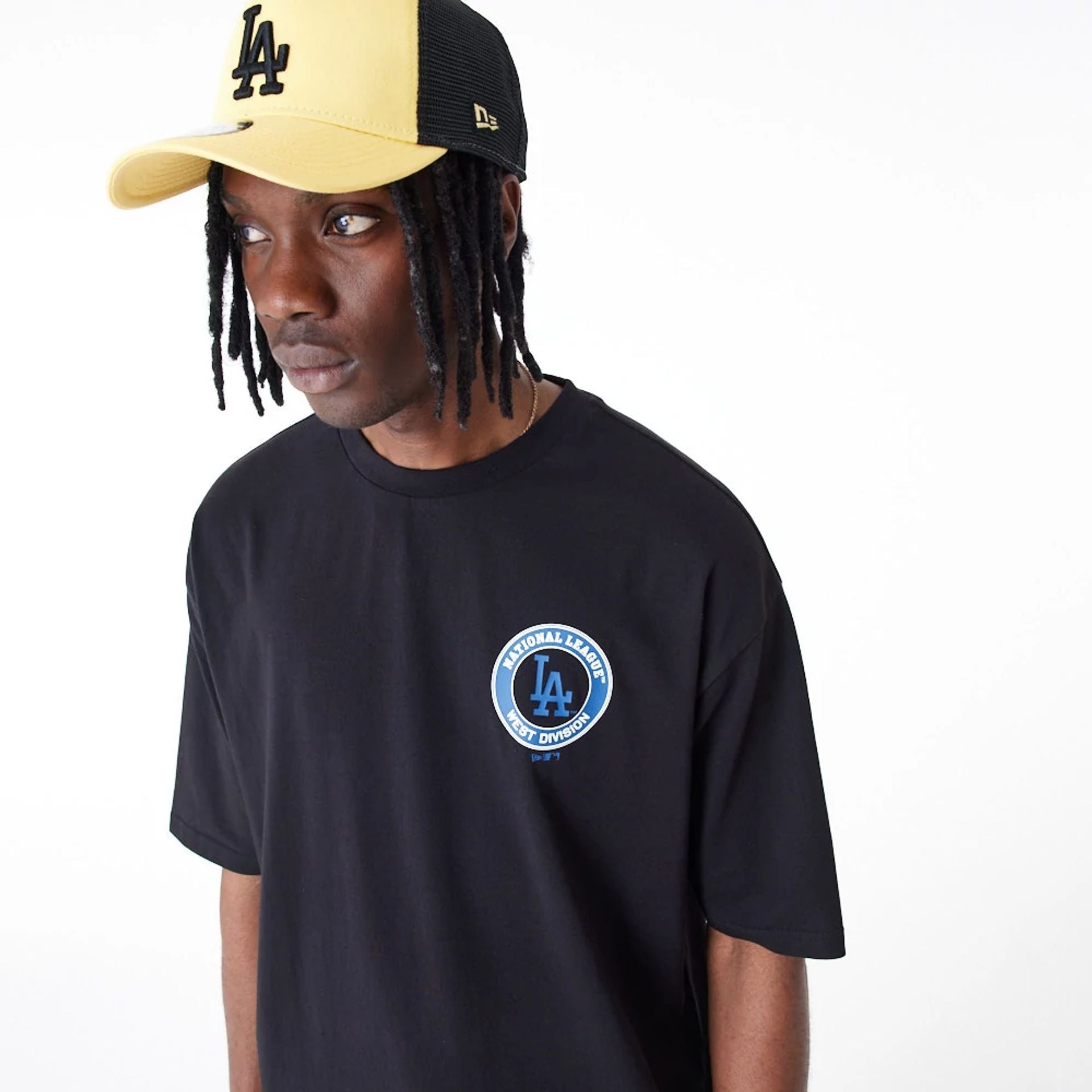 The Male model is wearing LA Dodgers MLB Player Graphic Black Oversized T-Shirt 3