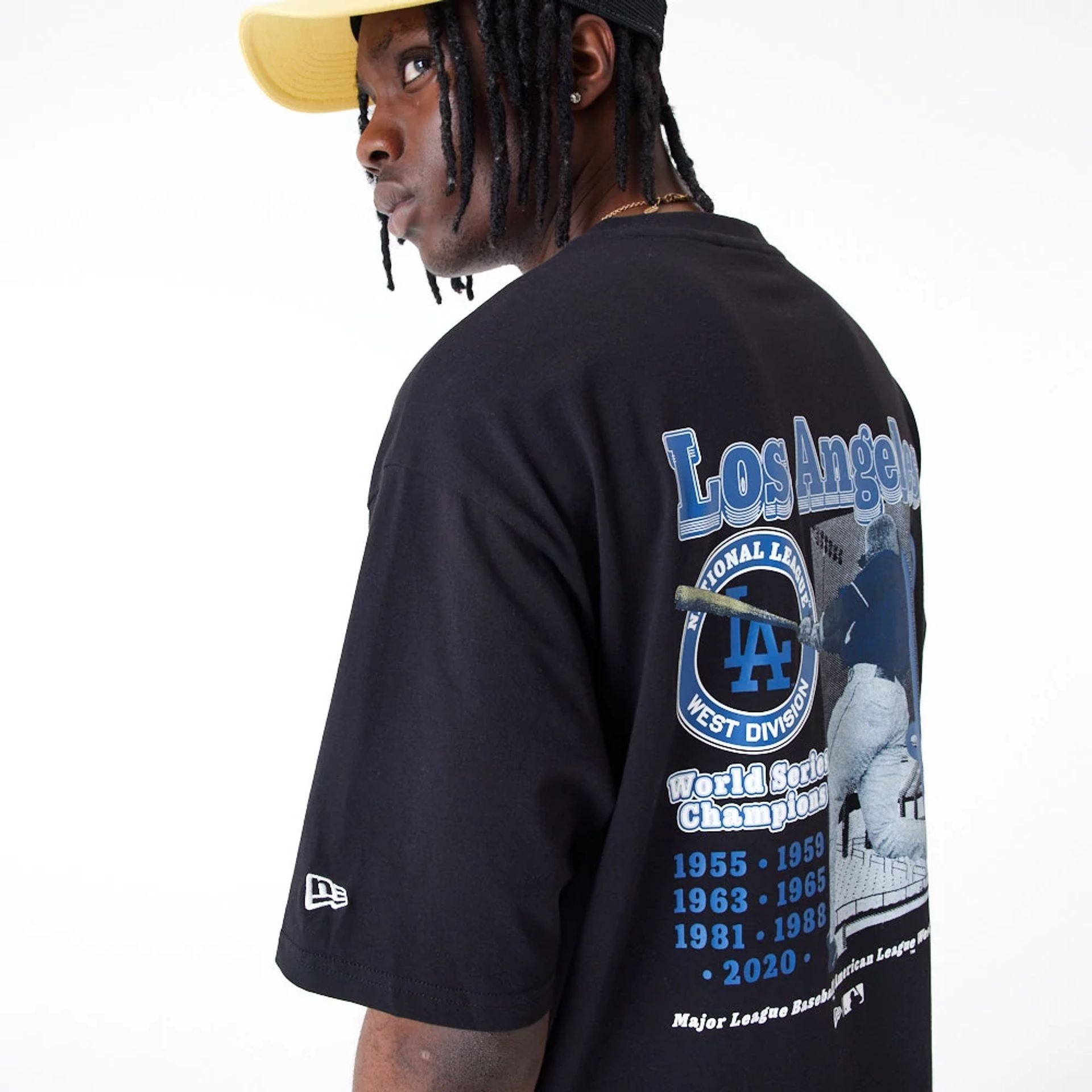 The Male model is wearing LA Dodgers MLB Player Graphic Black Oversized T-Shirt 2