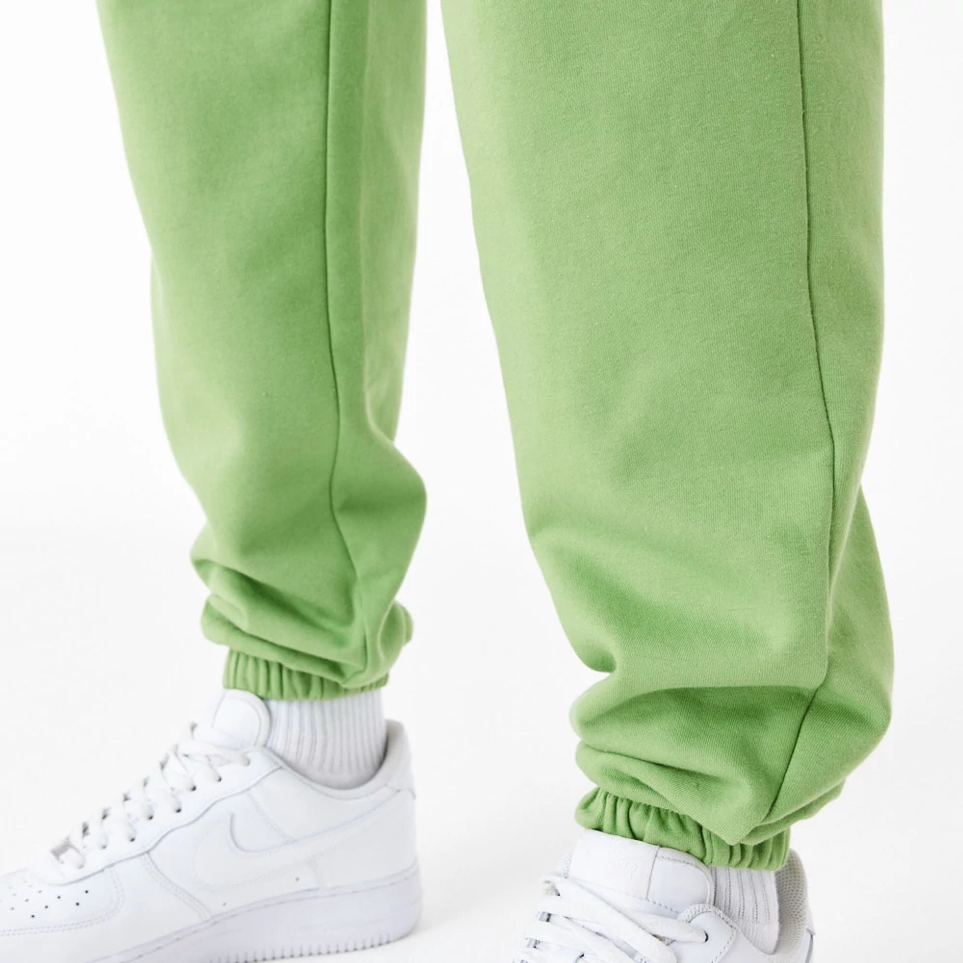 The Male model is wearing New York Yankees League Essential Green Joggers 3