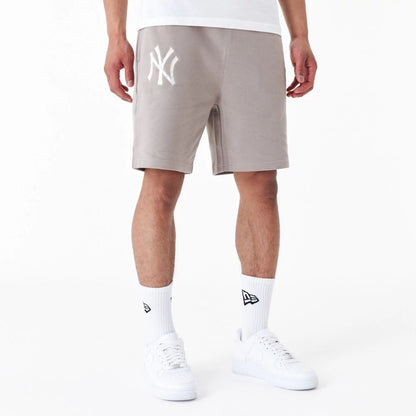 The Male model is wearing New York Yankees League Essential Beige Shorts 1