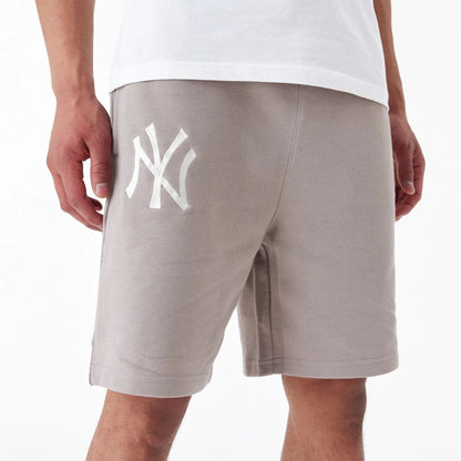 The Male model is wearing New York Yankees League Essential Beige Shorts 3