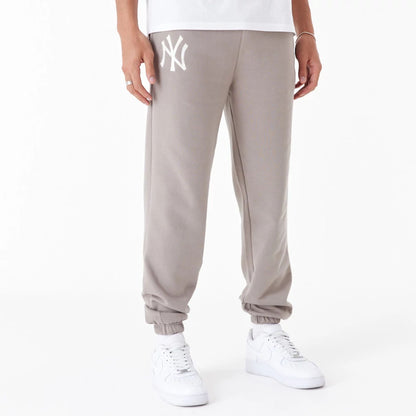 The Male model is wearing New York Yankees League Essential Beige Joggers 1