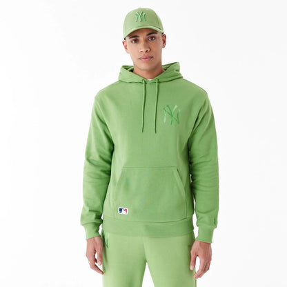 The Male model is wearing New York Yankees League Essential Green Oversized Pullover Hoodie 2