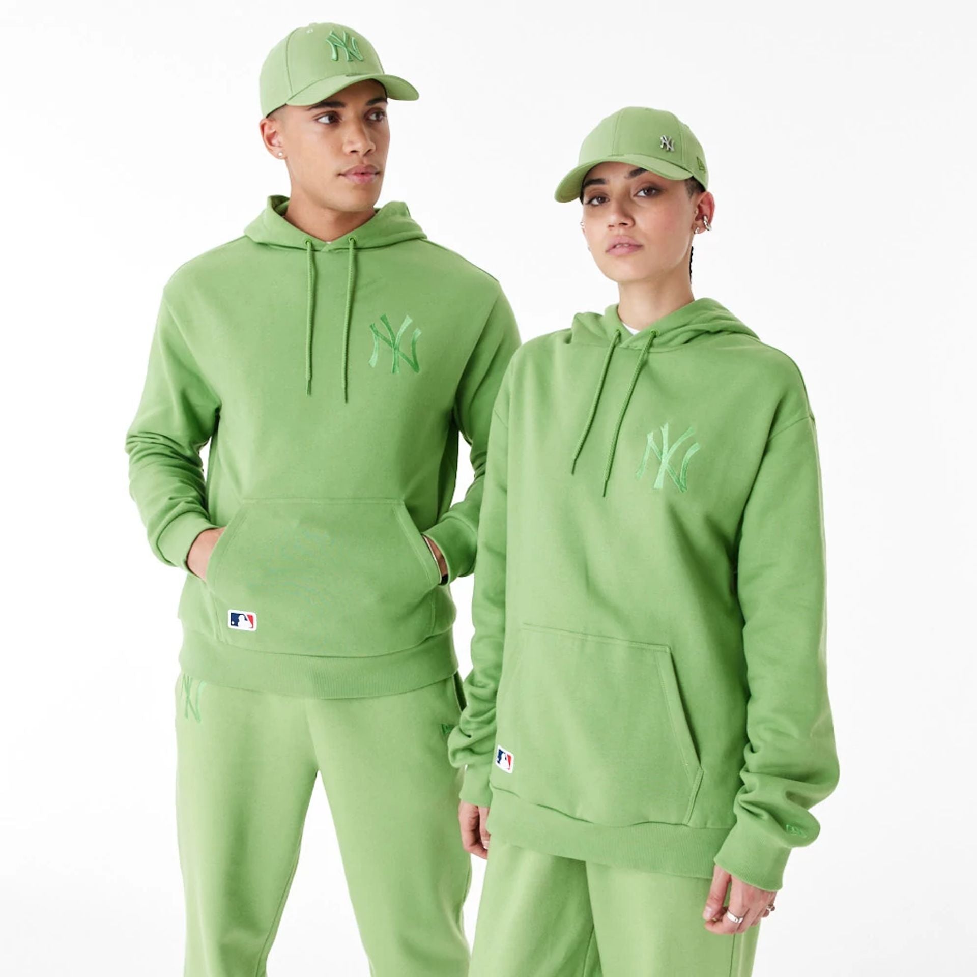 The Male model is wearing New York Yankees League Essential Green Oversized Pullover Hoodie 1