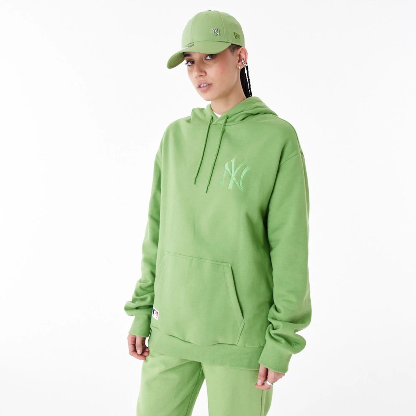 The Male model is wearing New York Yankees League Essential Green Oversized Pullover Hoodie 7