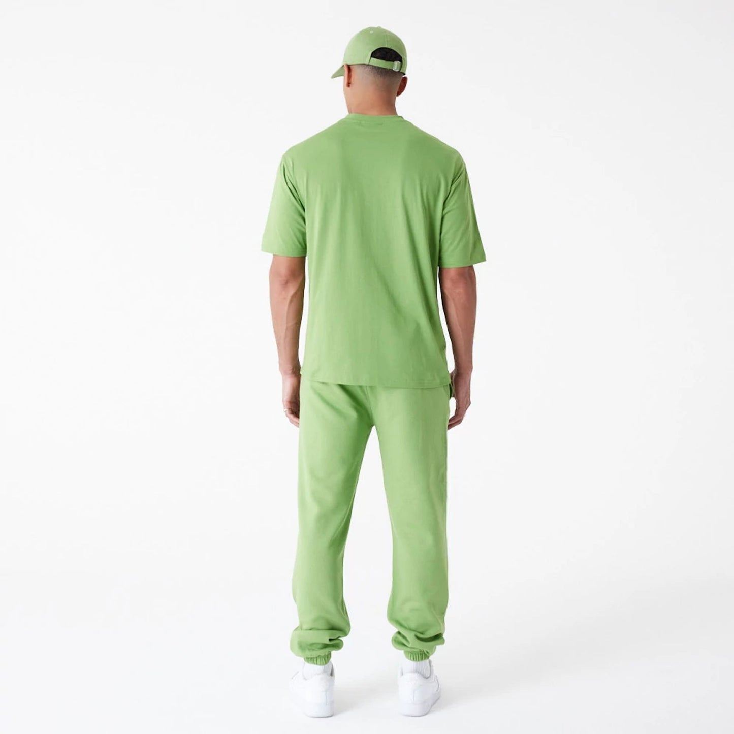 The Male model is wearing New York Yankees League Essential Green Oversized T-Shirt 4