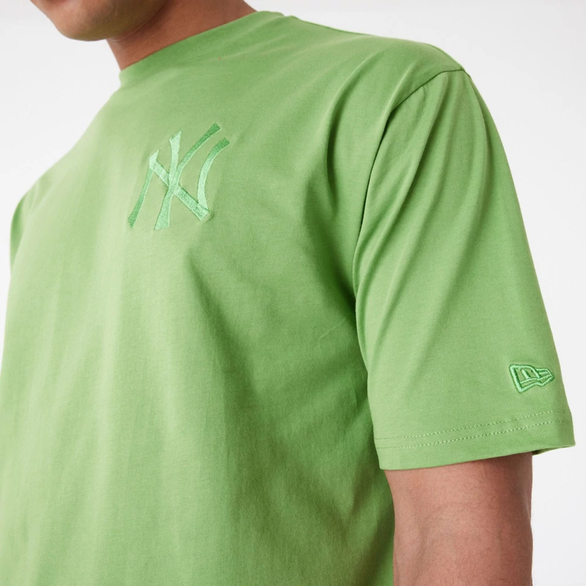 The Male model is wearing New York Yankees League Essential Green Oversized T-Shirt 11