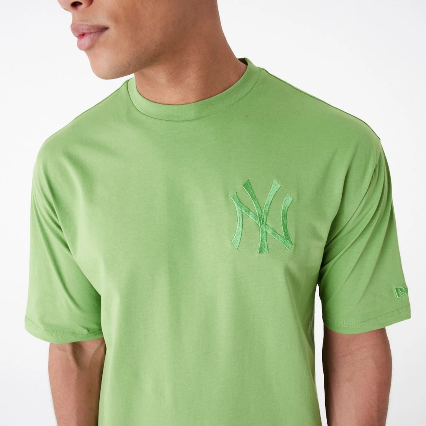 The Male model is wearing New York Yankees League Essential Green Oversized T-Shirt 7