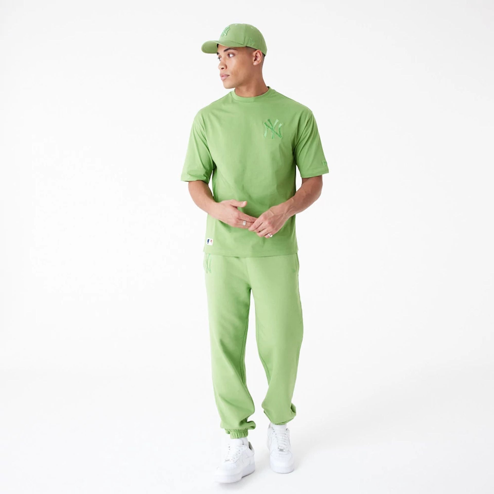 The Male model is wearing New York Yankees League Essential Green Oversized T-Shirt 3