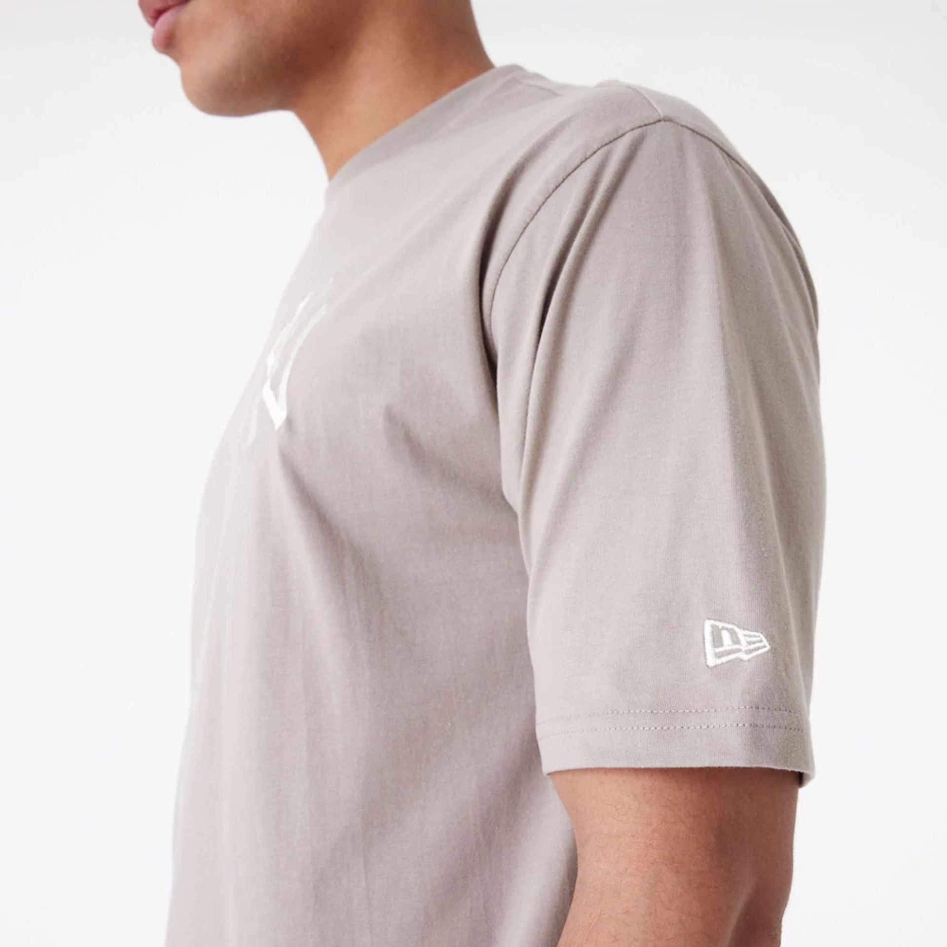 The Male model is wearing New York Yankees League Essential Beige Oversized T-Shirt 10