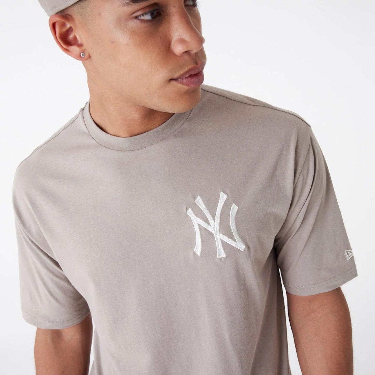 The Male model is wearing New York Yankees League Essential Beige Oversized T-Shirt 5