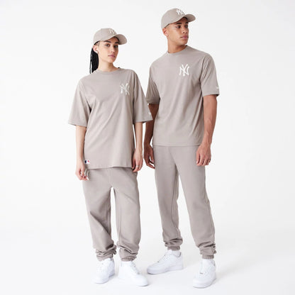 The Male model is wearing New York Yankees League Essential Beige Oversized T-Shirt 7