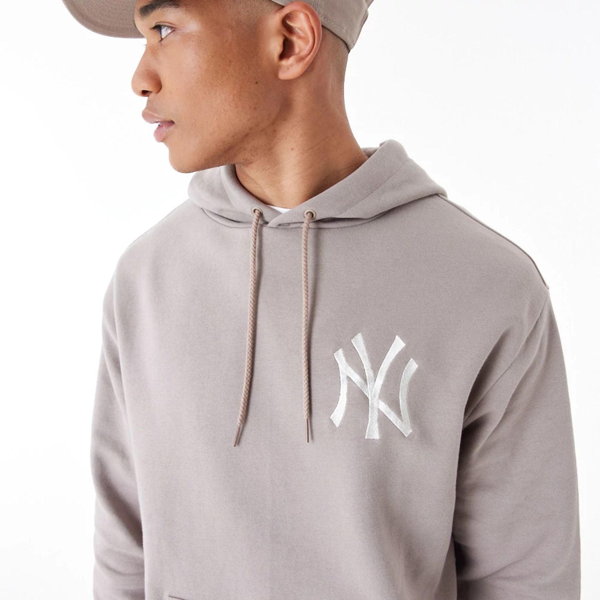 The Male model is wearing New York Yankees League Essential Beige Oversized Pullover Hoodie 2