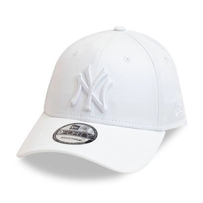 This is a New York Yankees League Essential White 9FORTY Adjustable Cap 2