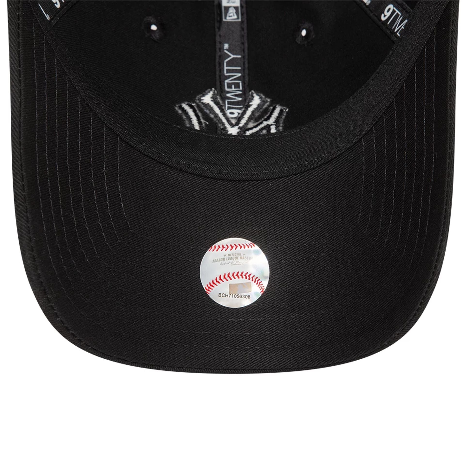 This is a New York Yankees League Essential Black On Black 9TWENTY Adjustable Cap 2