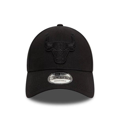 This is a Chicago Bulls NBA Essential Black 9FORTY Adjustable Cap 5