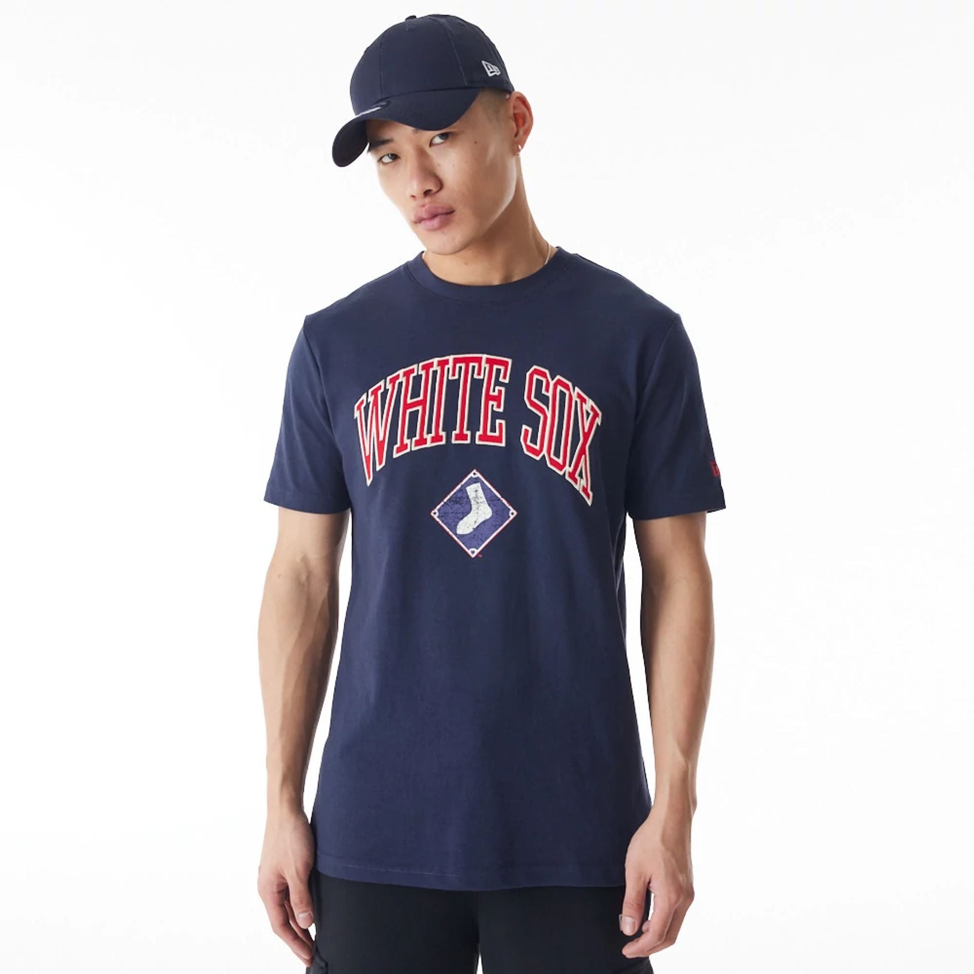 The Male model is wearing Chicago White Sox MLB Batting Practice Navy T-Shirt 1