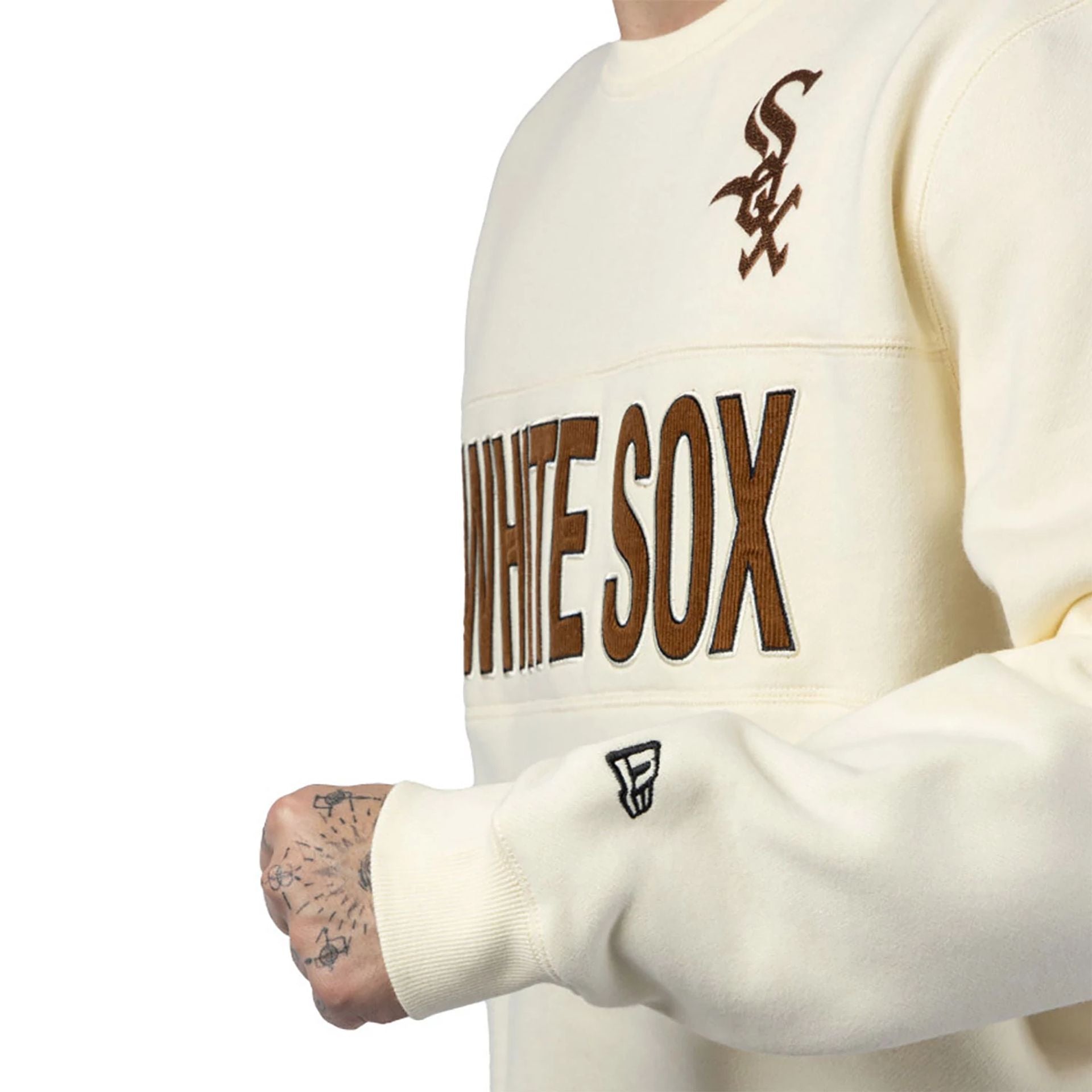 The Male model is wearing Chicago White Sox MLB Cord White Crew Neck Sweatshirt 4