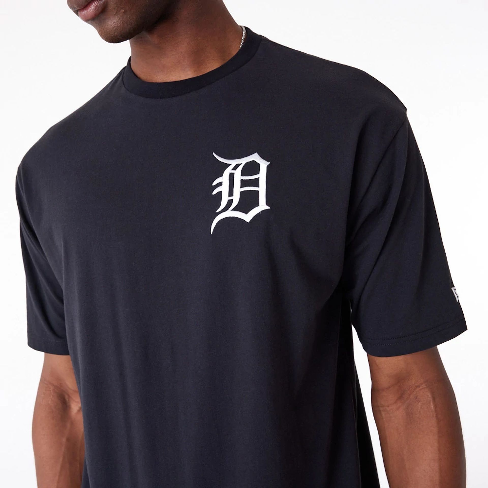 The Male model is wearing Detroit Tigers League Essential Black Oversized T-Shirt 7