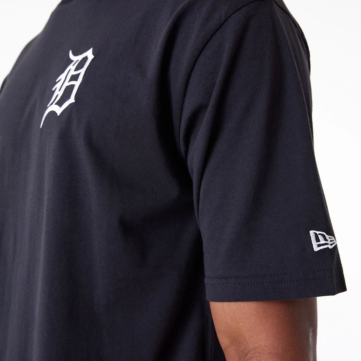 The Male model is wearing Detroit Tigers League Essential Black Oversized T-Shirt 8