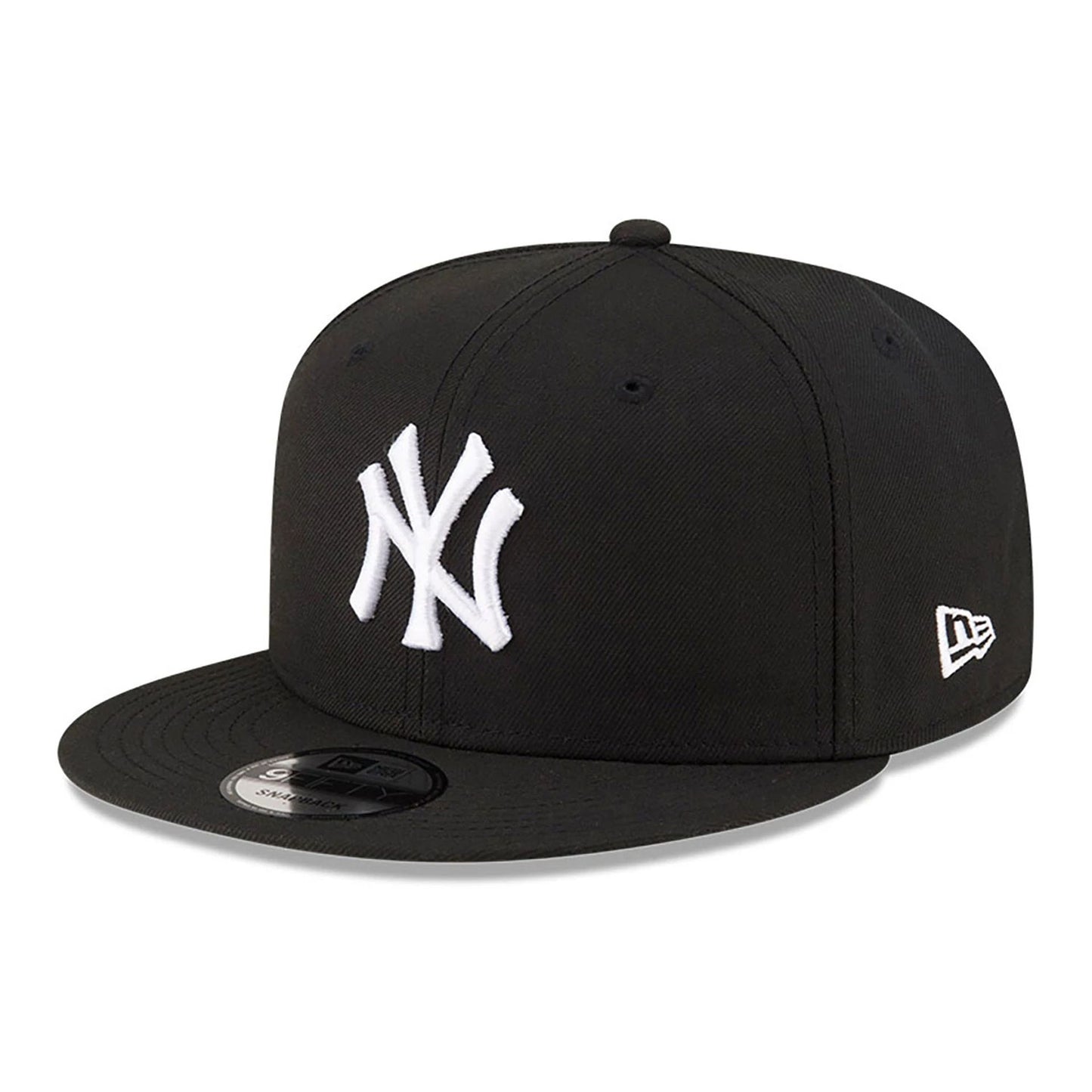 This is a New York Yankees Chain Stitch Black 9FIFTY Snapback Cap 1