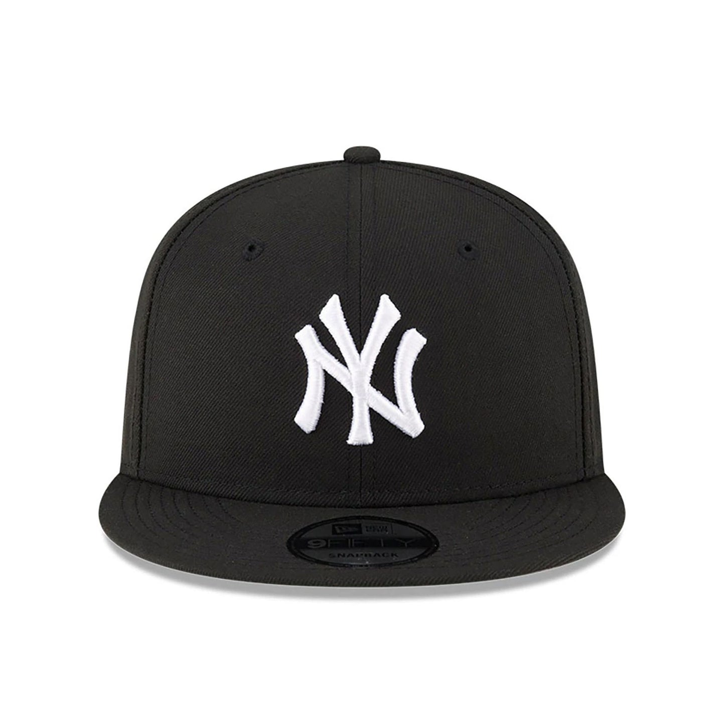 This is a New York Yankees Chain Stitch Black 9FIFTY Snapback Cap 4