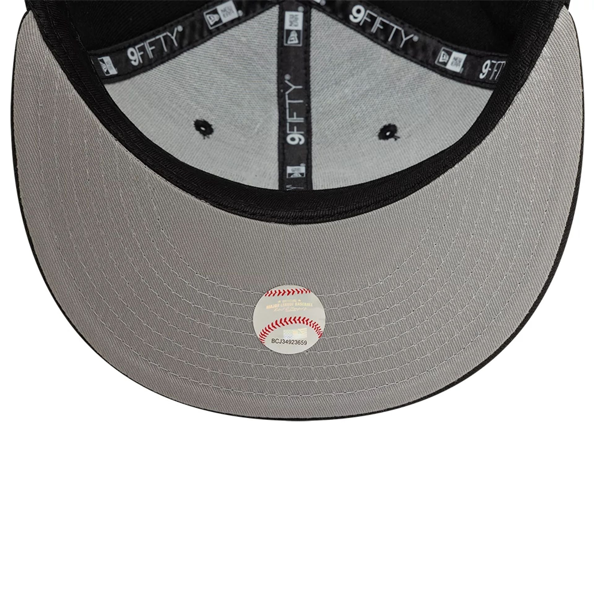 This is a Oakland Athletics Chain Stitch Black 9FIFTY Snapback Cap 2