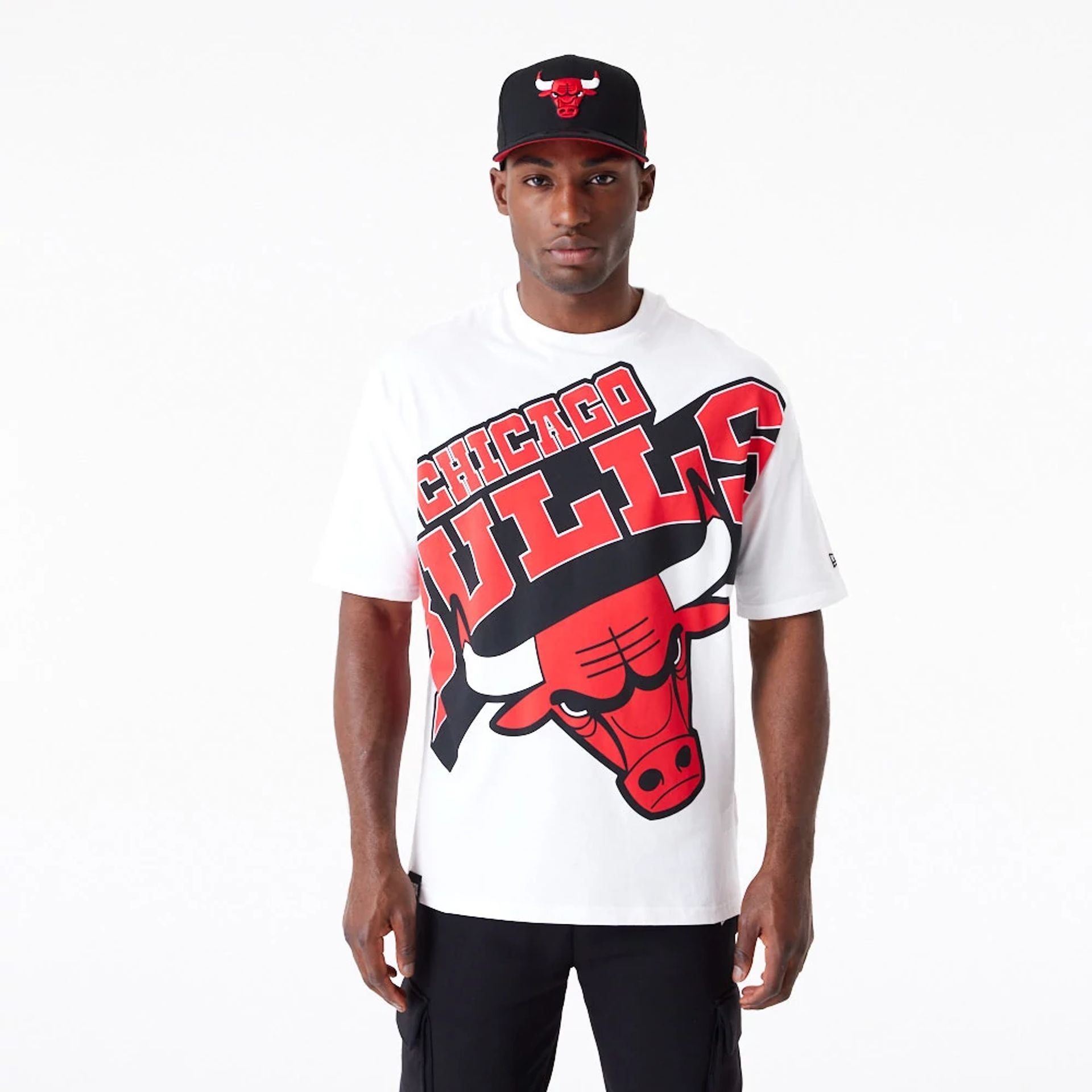 The Male model is wearing Chicago Bulls NBA Large Wordmark White Oversized T-Shirt 1