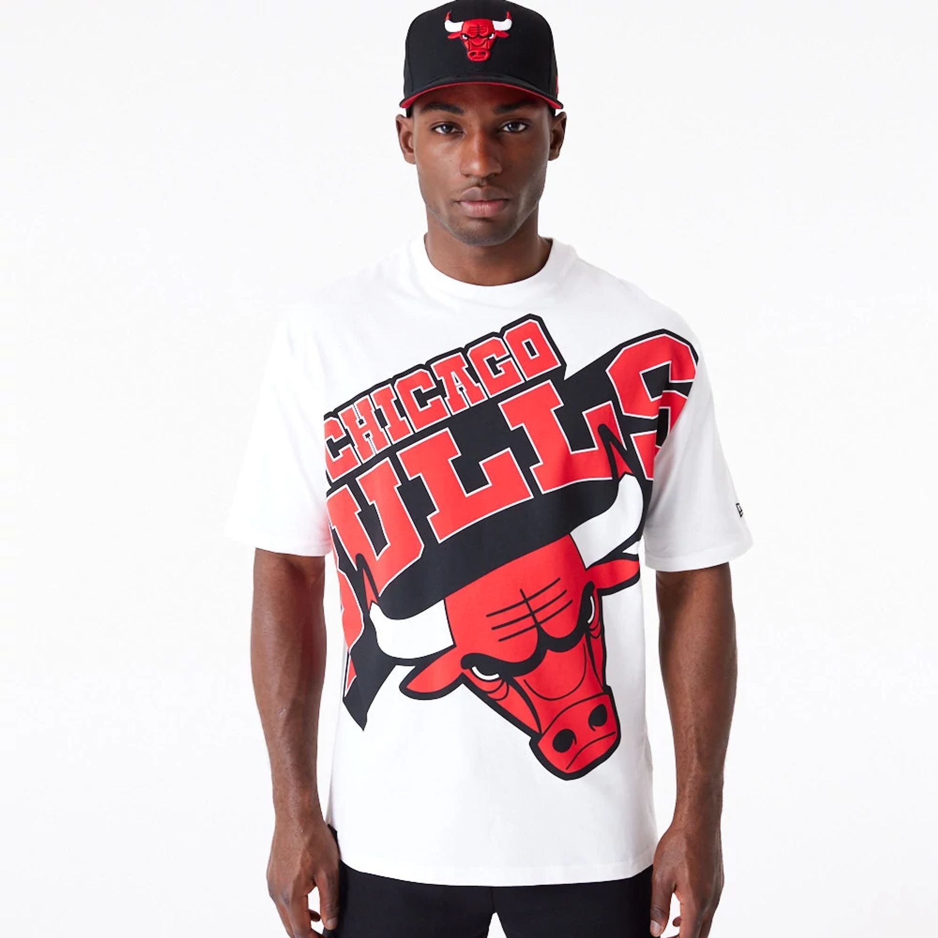 The Male model is wearing Chicago Bulls NBA Large Wordmark White Oversized T-Shirt 2