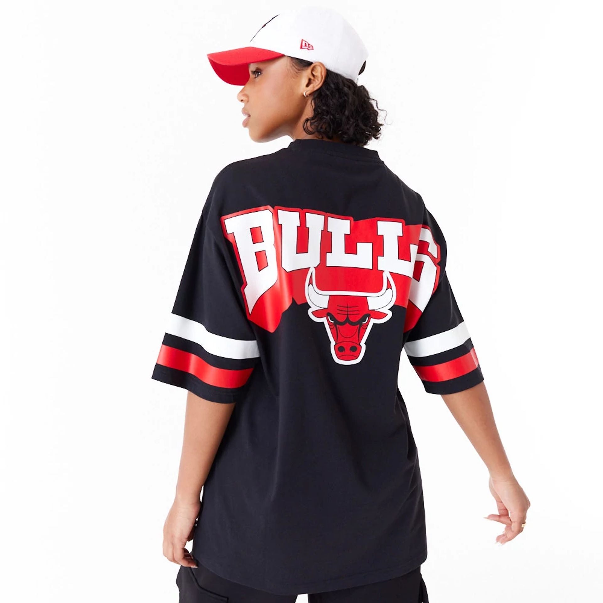 The Male model is wearing Chicago Bulls NBA Arch Graphic Black Oversized T-Shirt 2