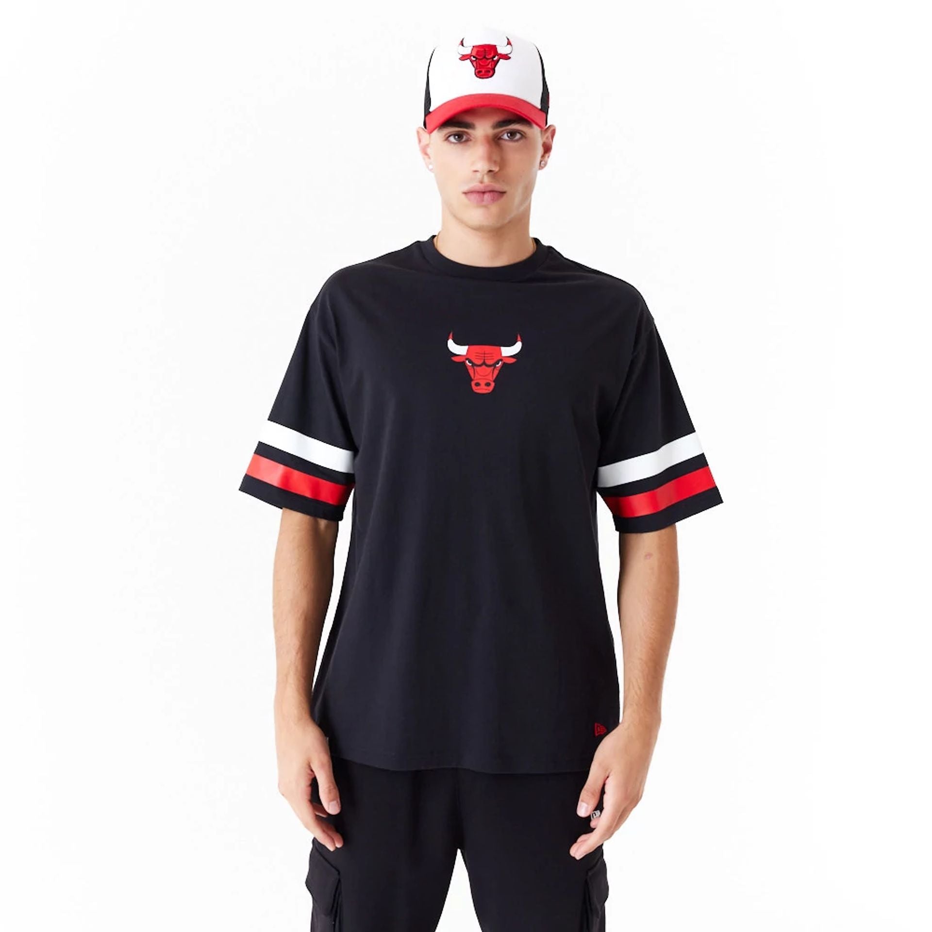 The Male model is wearing Chicago Bulls NBA Arch Graphic Black Oversized T-Shirt 3