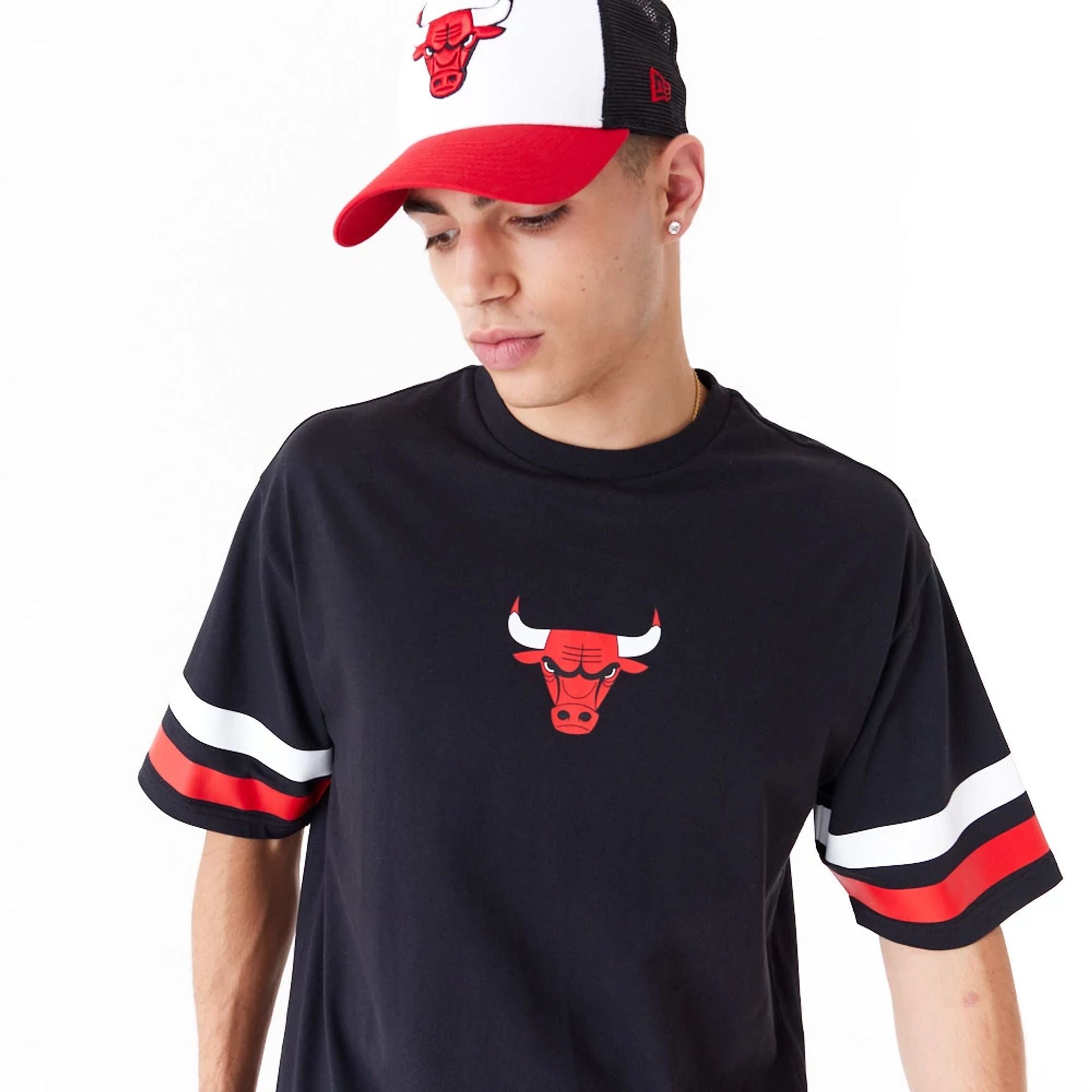 The Male model is wearing Chicago Bulls NBA Arch Graphic Black Oversized T-Shirt 6