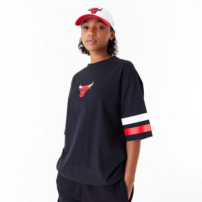 The Male model is wearing Chicago Bulls NBA Arch Graphic Black Oversized T-Shirt 8