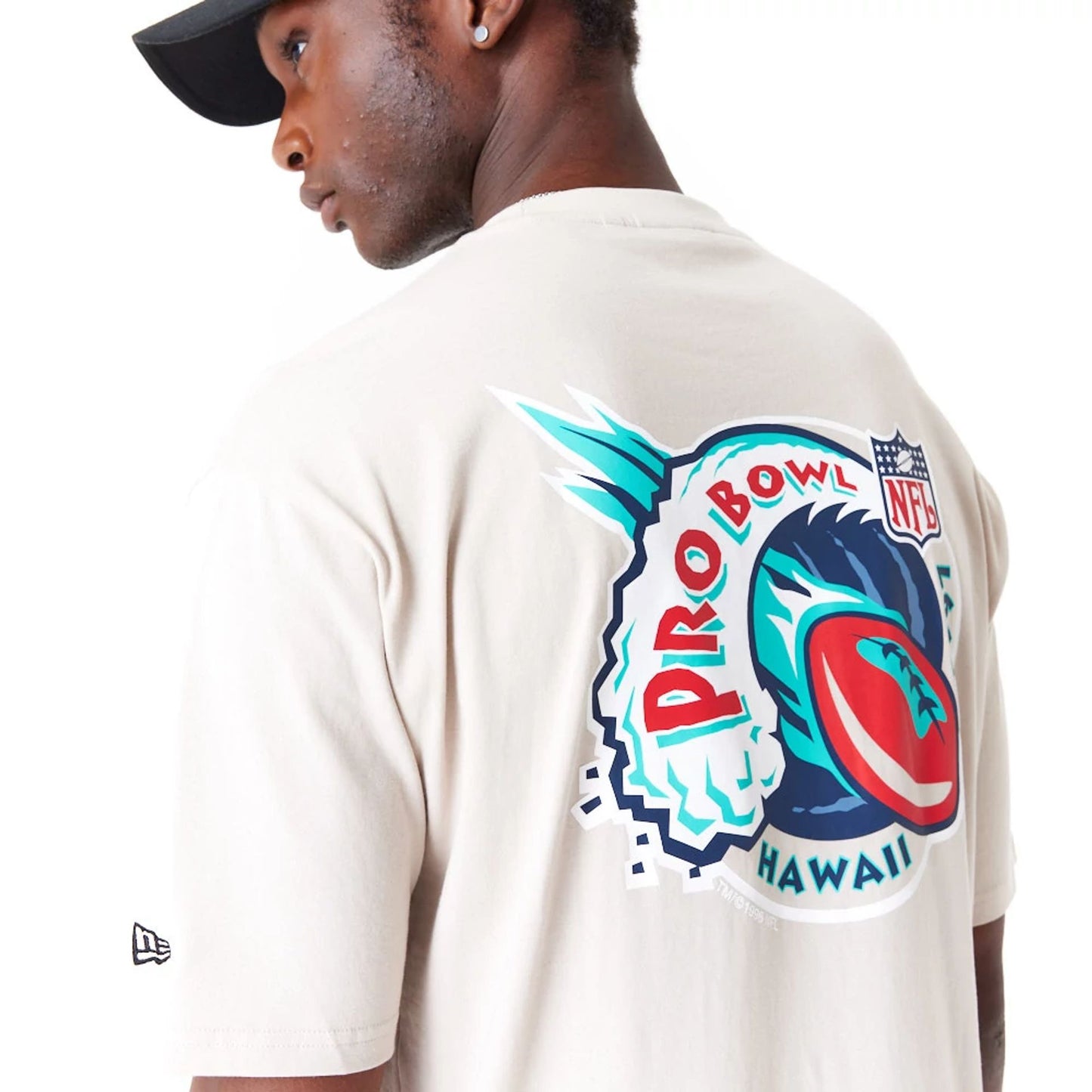 The Male model is wearing NFL Pro Bowl Hawaii NFC Wave Graphic Light Beige Oversized T-Shirt 2