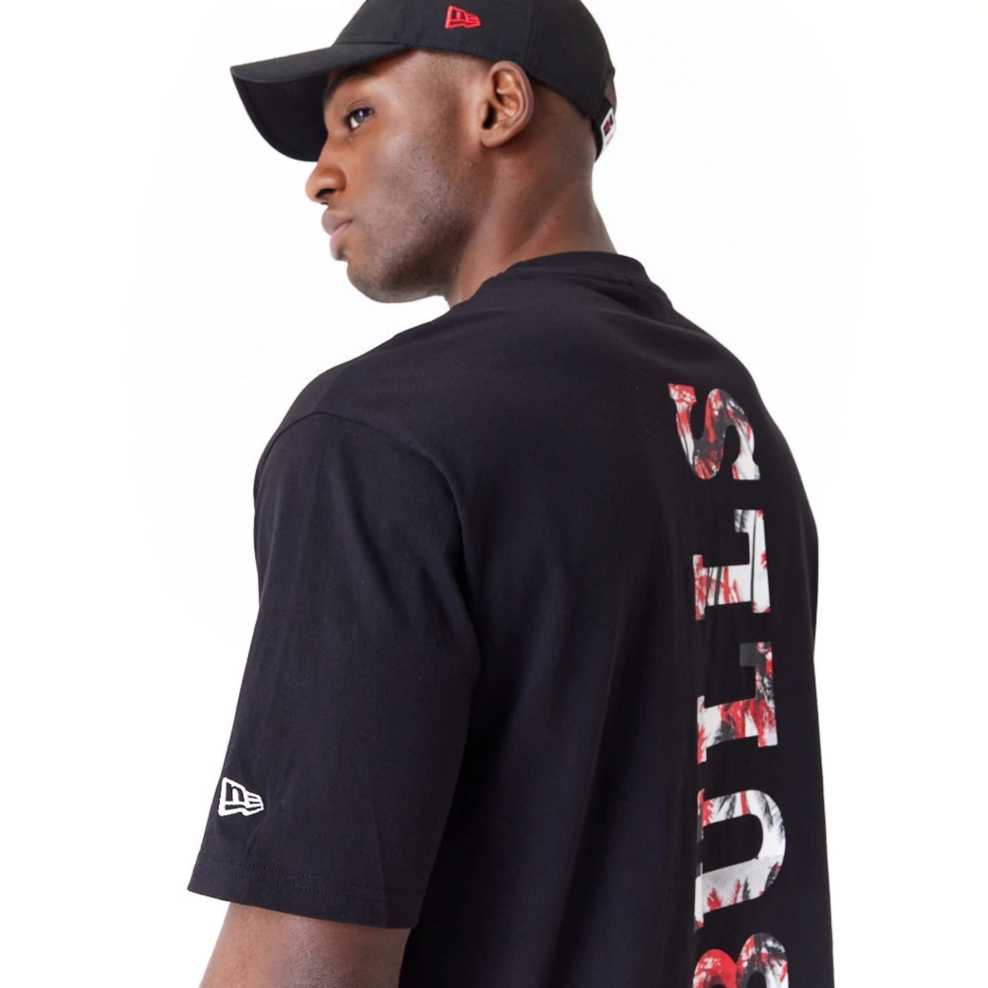 The Male model is wearing Chicago Bulls NBA Large Infill Black Oversized T-Shirt 5