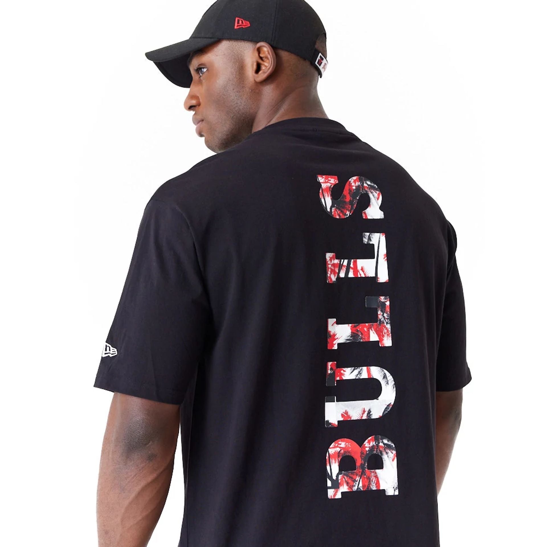 The Male model is wearing Chicago Bulls NBA Large Infill Black Oversized T-Shirt 6