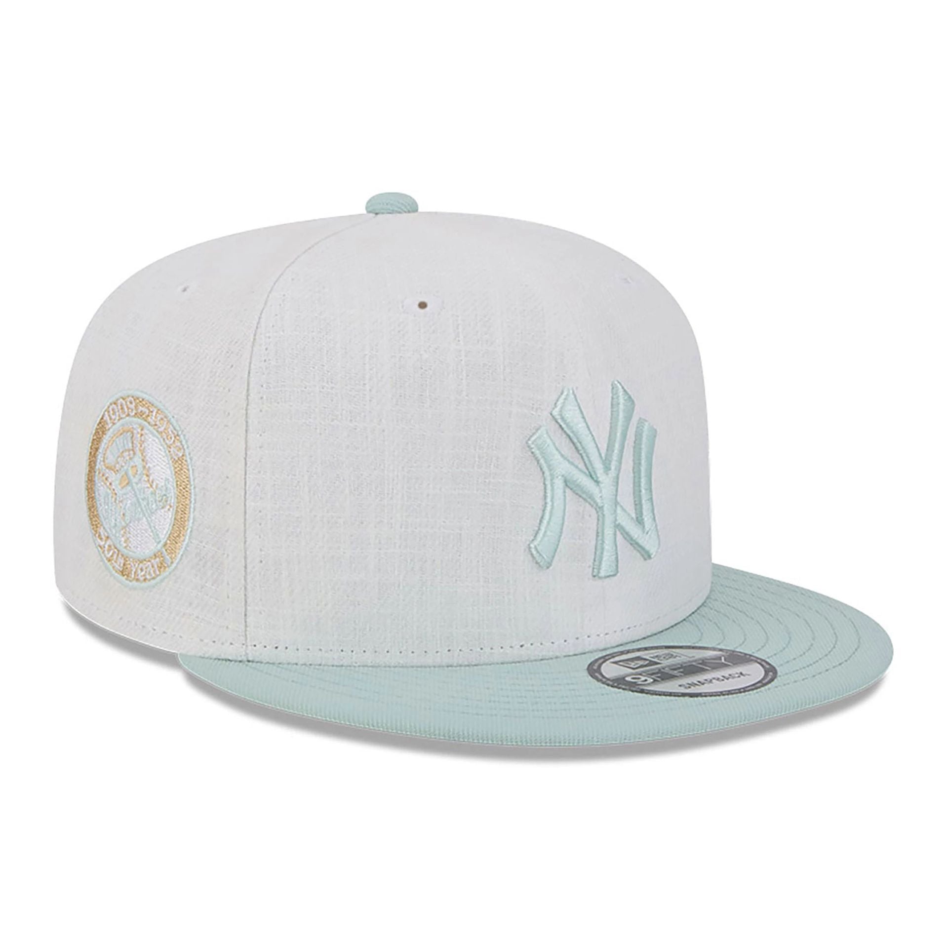 This is a New York Yankees Minty Breeze White 9FIFTY Snapback Cap 1