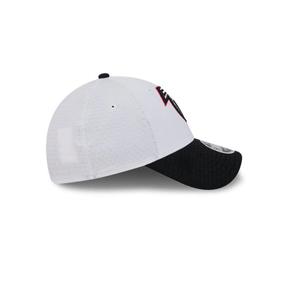 This is a Atlanta Falcons NFL Training 2024 White 9FORTY Stretch Snap Cap 6