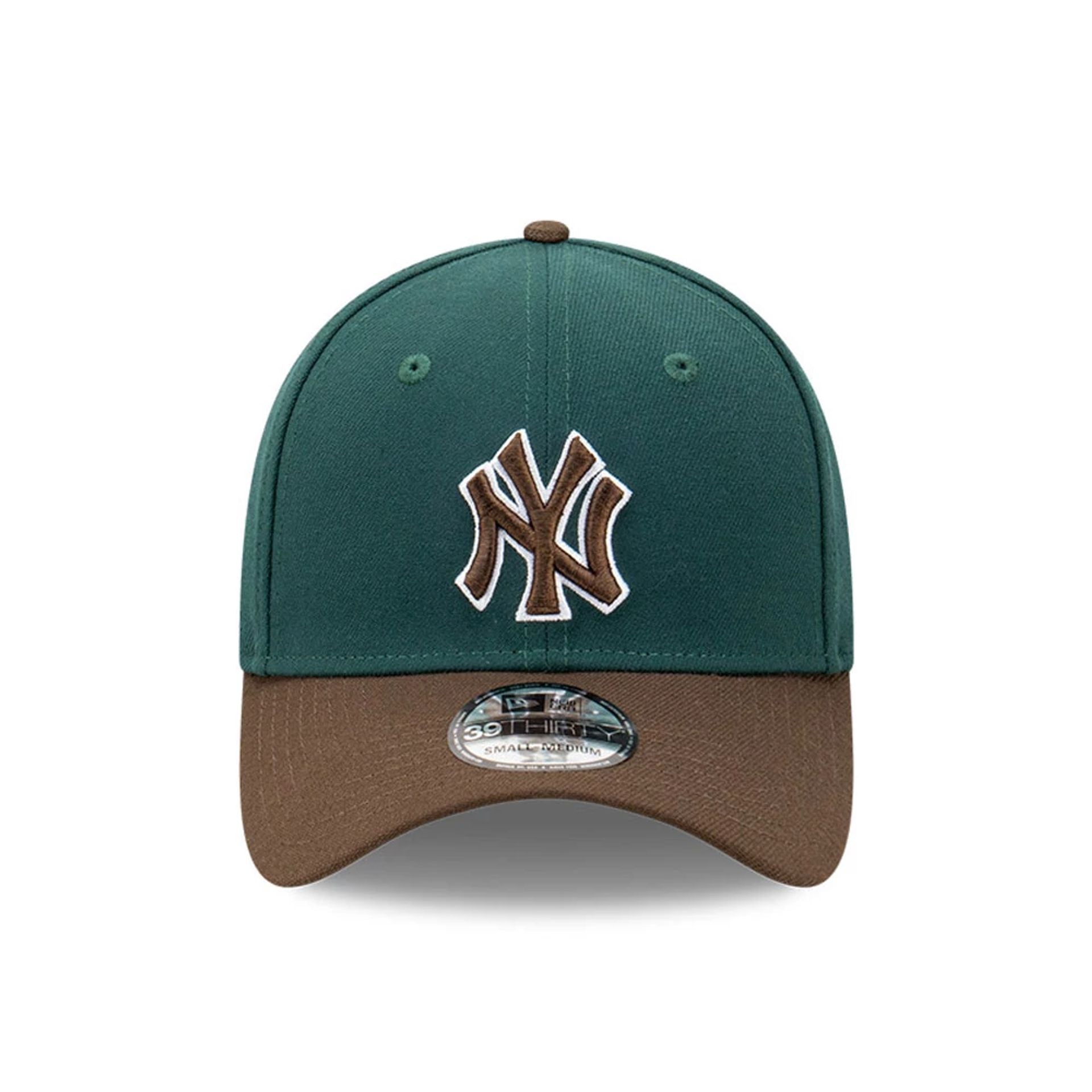 This is a New York Yankees Beef N Broc Dark Green 39THIRTY Stretch Fit Cap 2