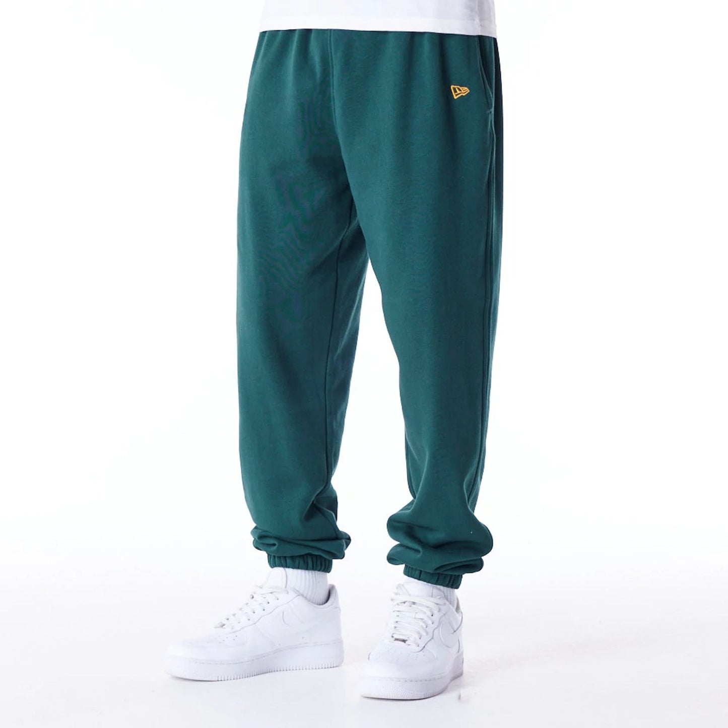 The Male model is wearing Chicago White Sox League Essential Dark Green Fleece Joggers 2