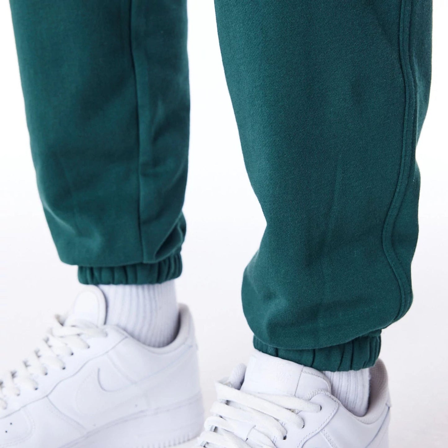 The Male model is wearing Chicago White Sox League Essential Dark Green Fleece Joggers 5