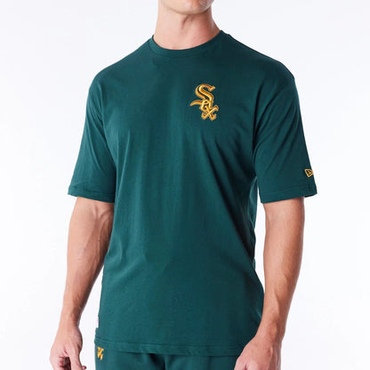 The Male model is wearing Chicago White Sox League Essential Dark Green Oversized T-Shirt 6