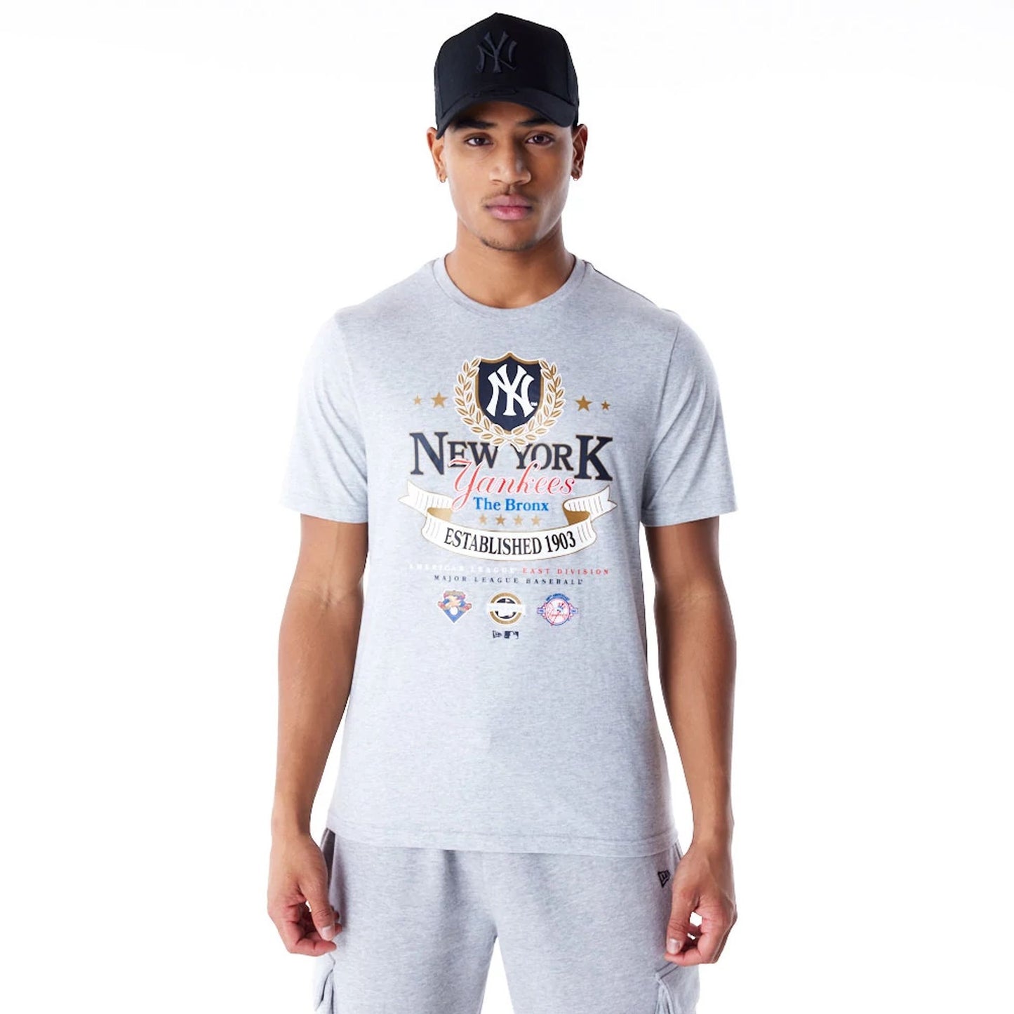 The Male model is wearing New York Yankees MLB Badge Graphic Grey T-Shirt 6