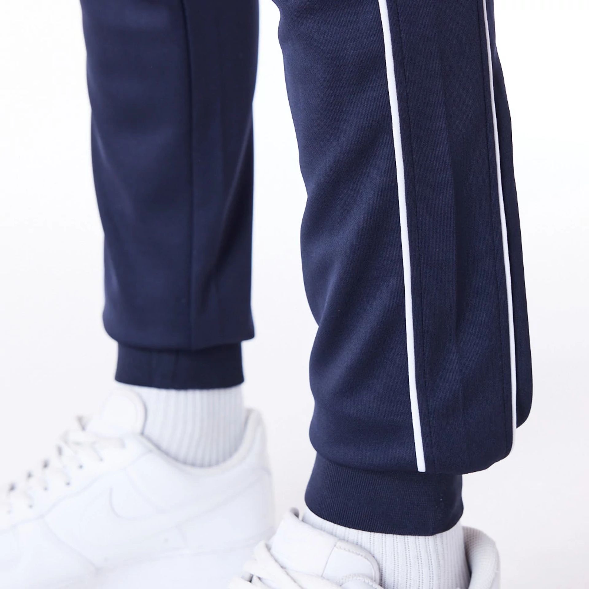 The Male model is wearing LA Dodgers MLB Track Pant Dark Blue Fleece Track Joggers 6