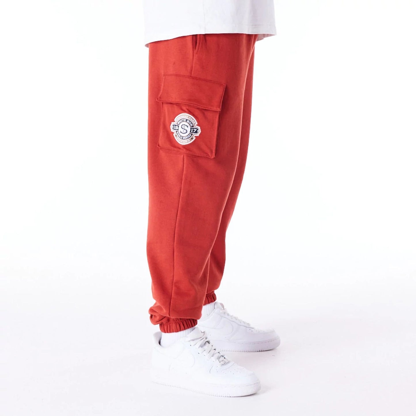 The Male model is wearing Chicago White Sox World Series Red Fleece Cargo Joggers 3