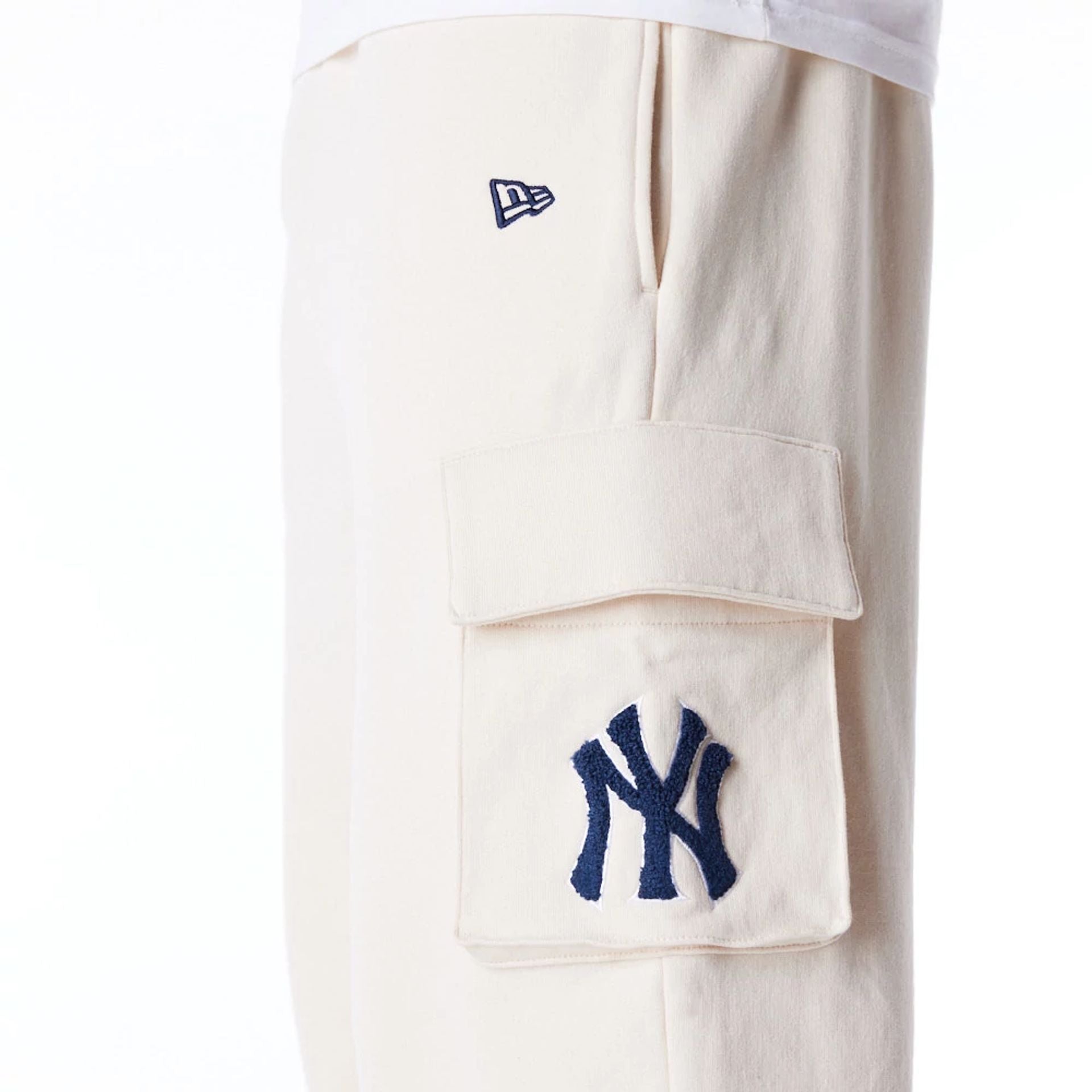 The Male model is wearing New York Yankees World Series Stone Fleece Cargo Joggers 3