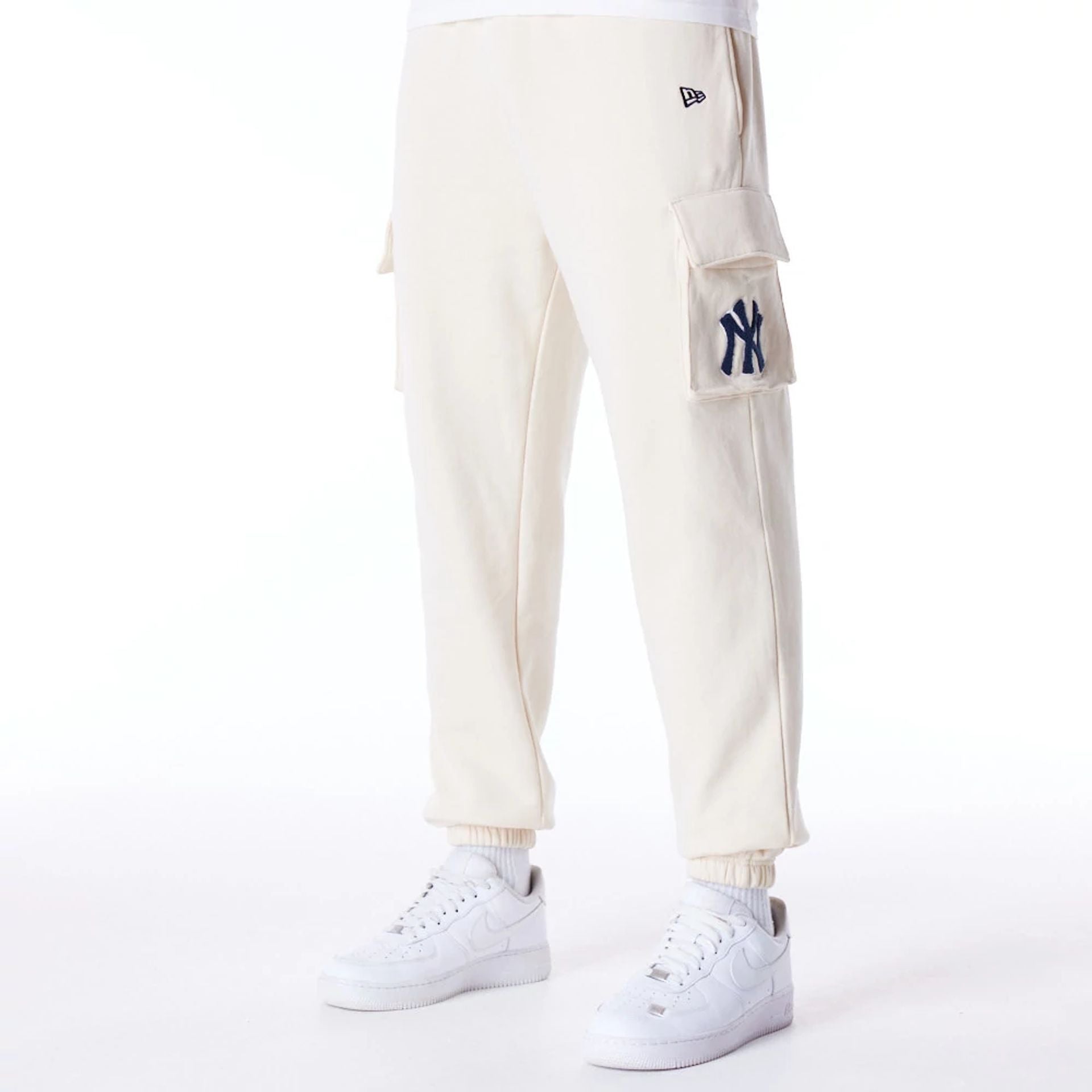 The Male model is wearing New York Yankees World Series Stone Fleece Cargo Joggers 1