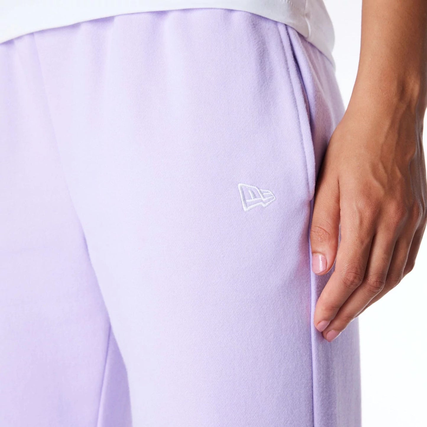 The Female model is wearing New York Yankees Womens MLB League Essential Pastel Purple Fleece Joggers 7